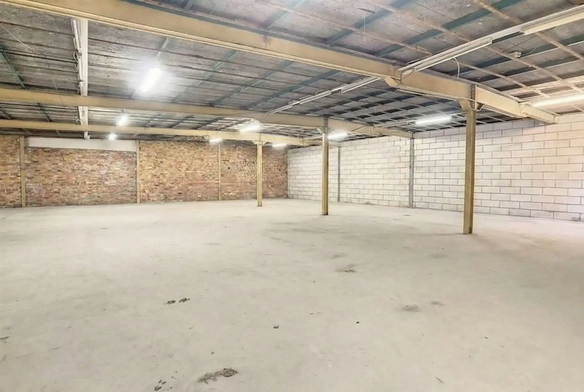 Ruime opslagplaats in Sint-Agatha-Rode foto 2