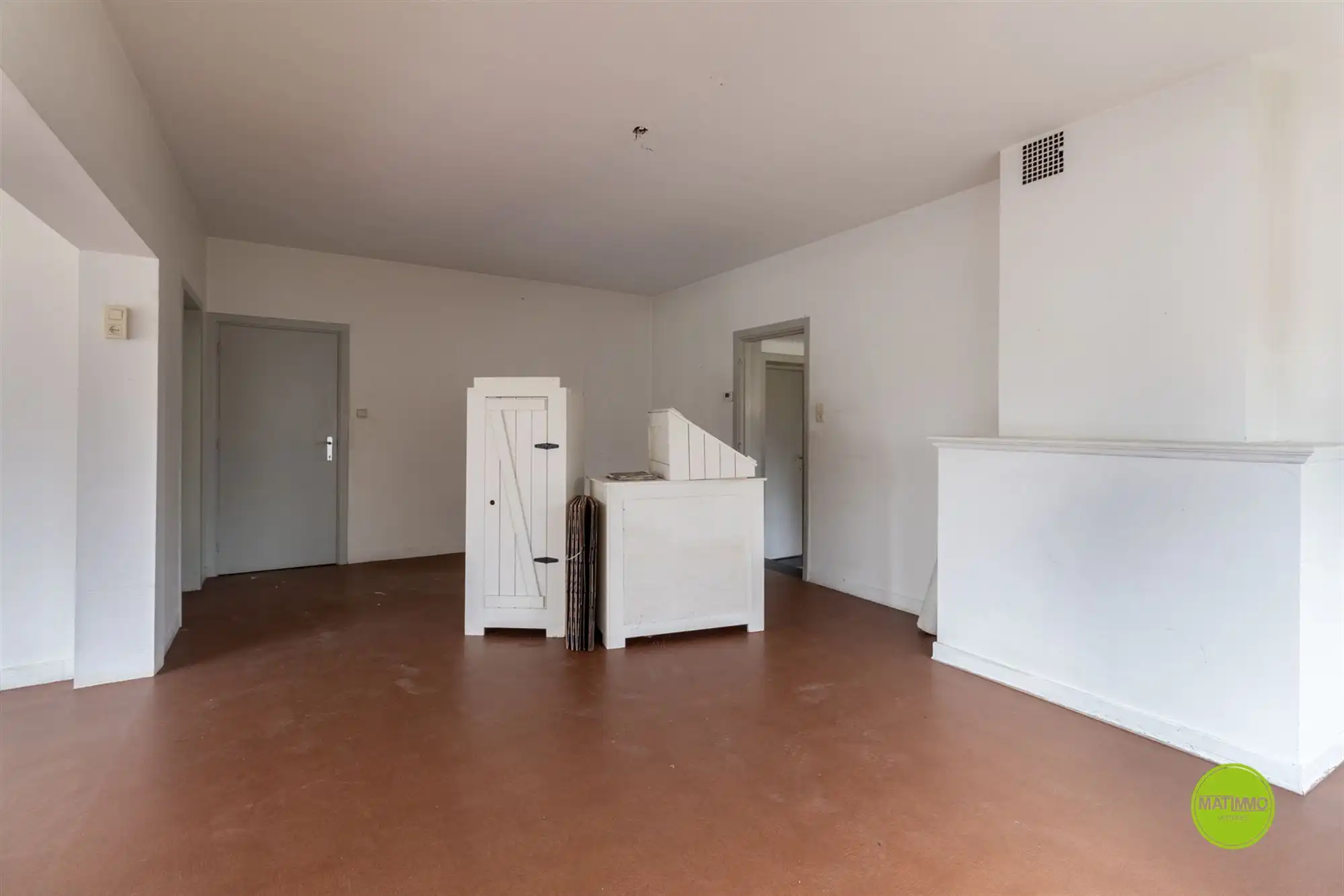 Ruim handelshuis met 4 slaapkamers én acherliggende grond foto 6