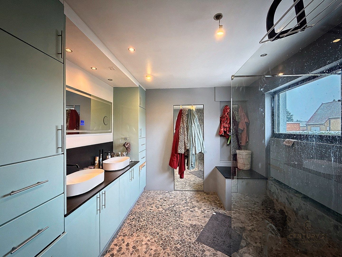 RUIME WONING met LOODS en WERKPLAATS foto 11