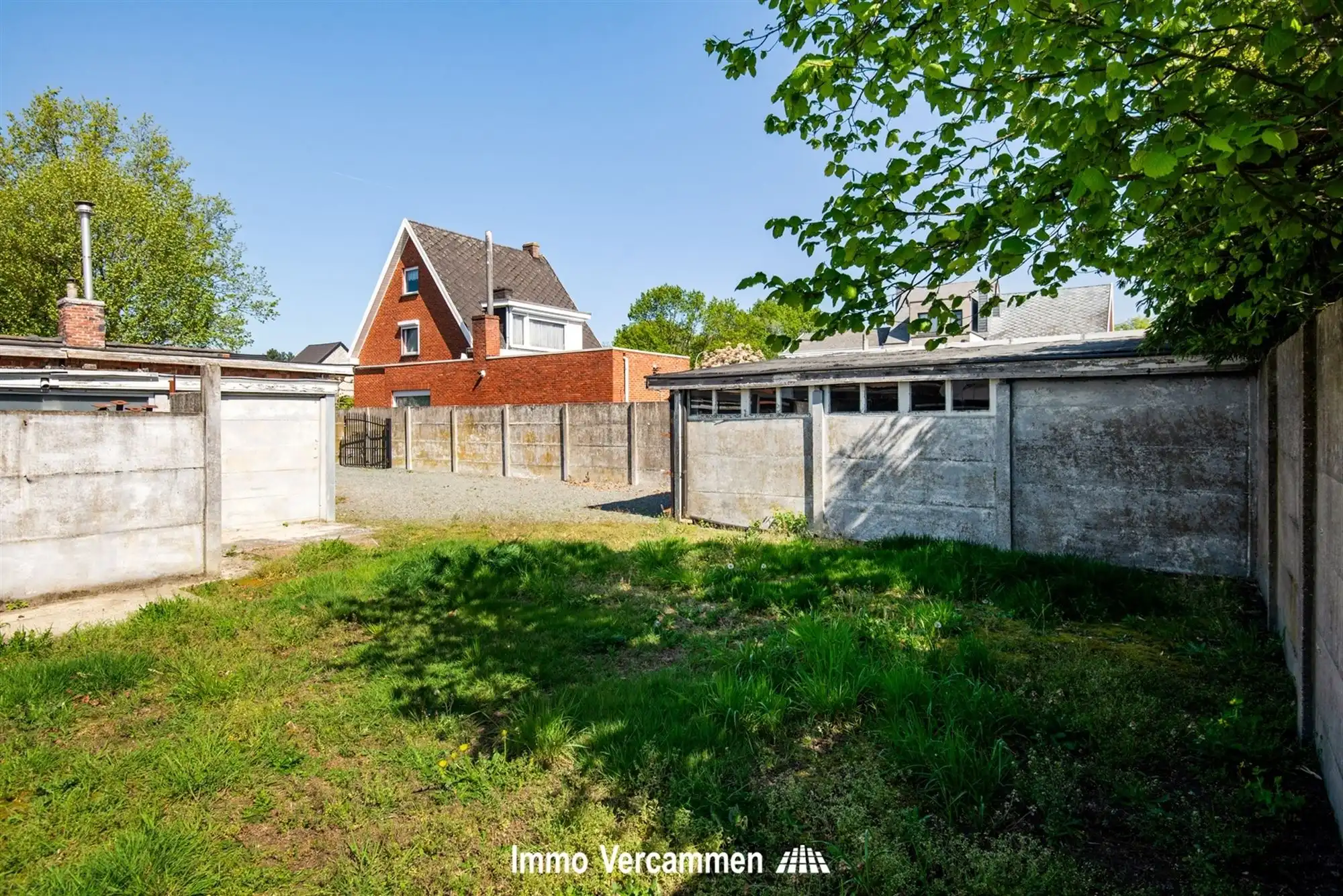 Grondig te renoveren, gelijkvloerse woning te Beerzel. foto 14