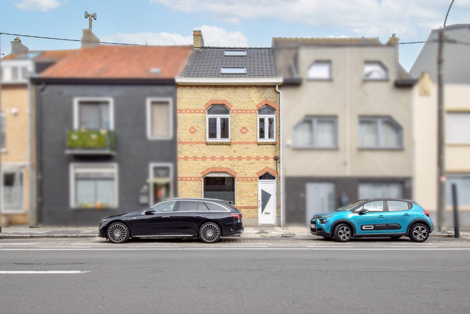 Hoofdfoto van de publicatie: Ruime gezinswoning met 4 slaapkamers, tuin en garage – ideaal renovatieproject te Lombardsijde