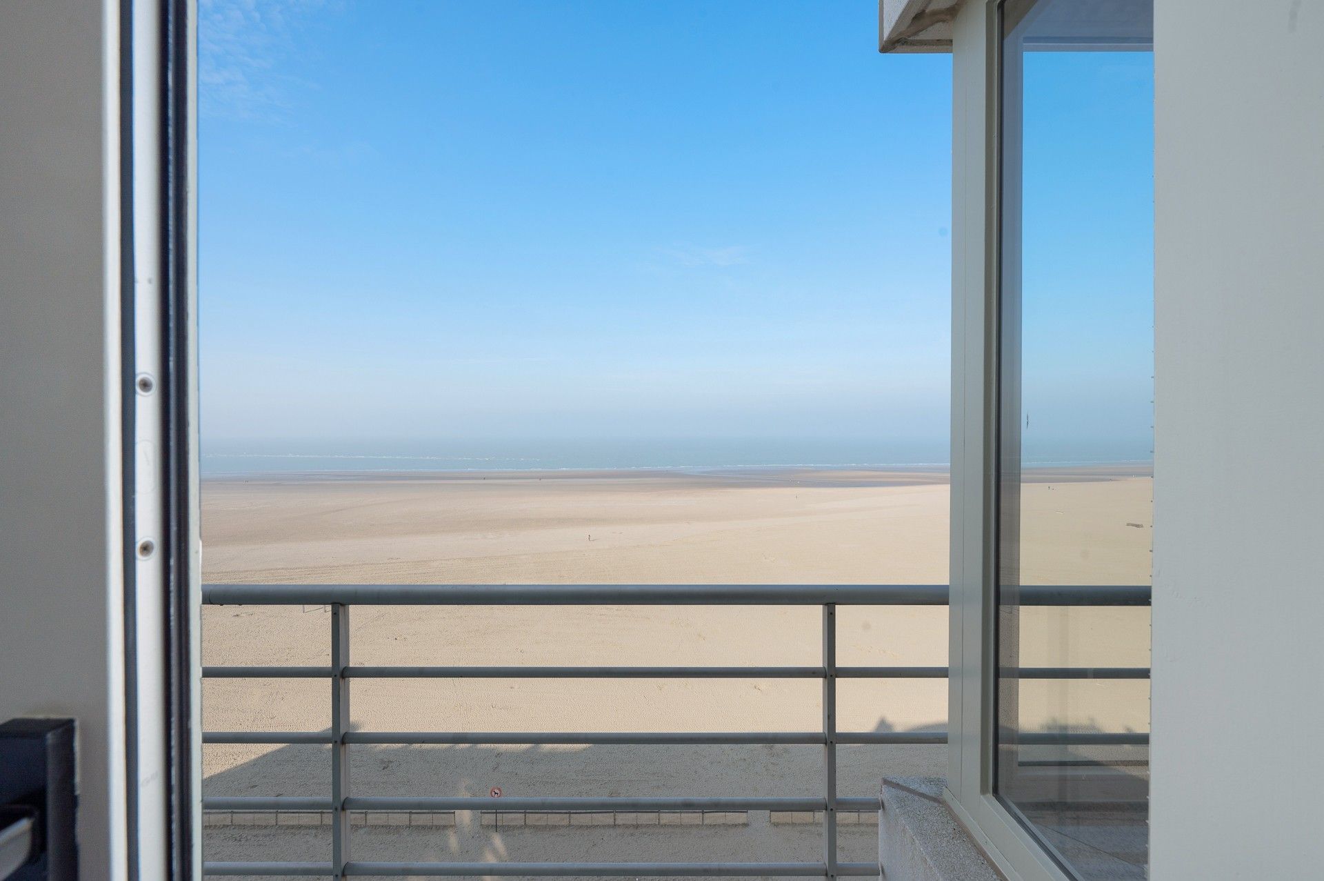Lichtrijk hoekappartement met groot zuid gericht terras en adembenemend zeezicht foto 12