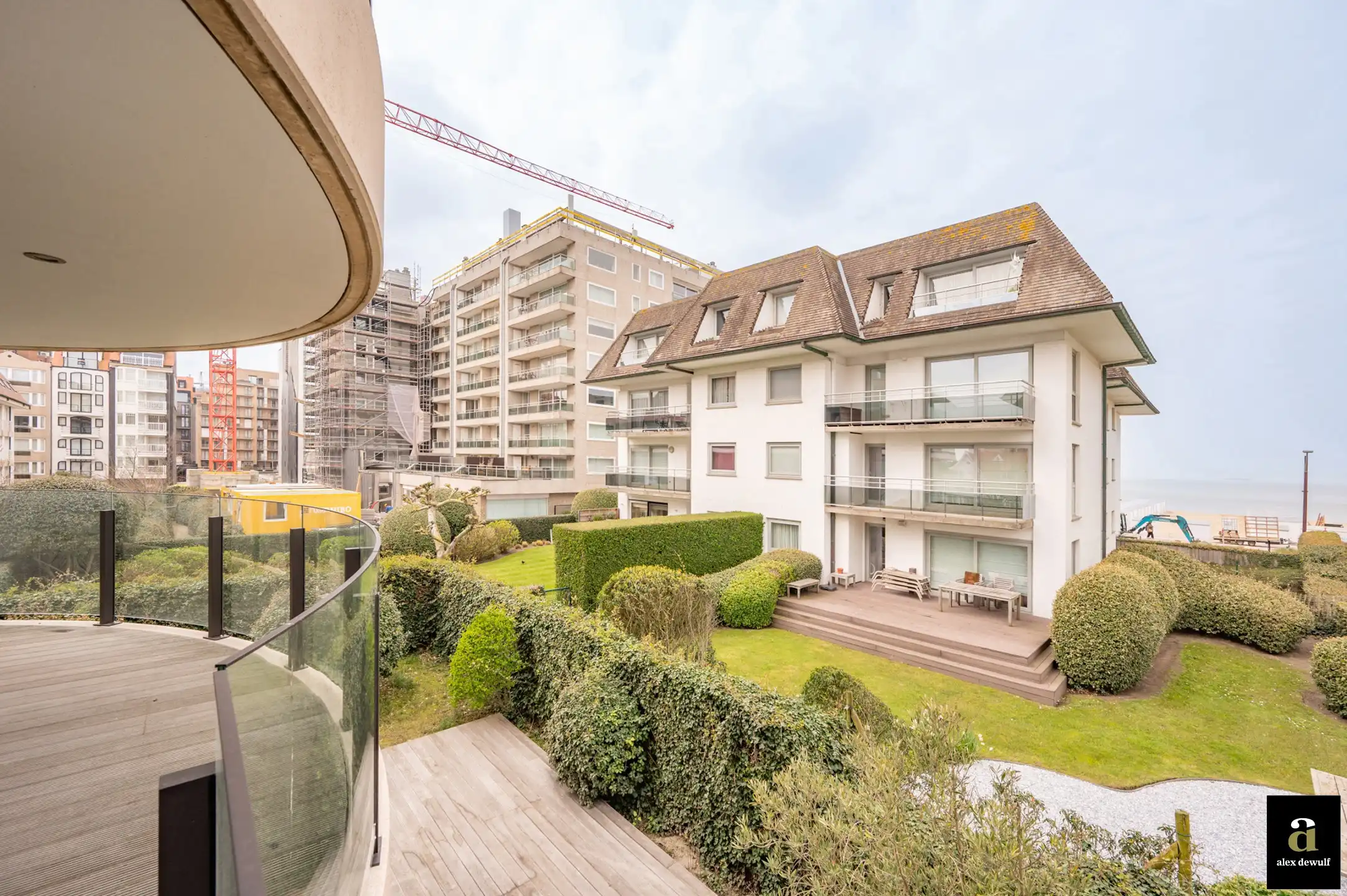 Uitstekend gelegen en stijlvol gerenoveerd appartement met goed zeezicht in villaresidentie [Kustlaan - Knokke Zoute]. foto 2