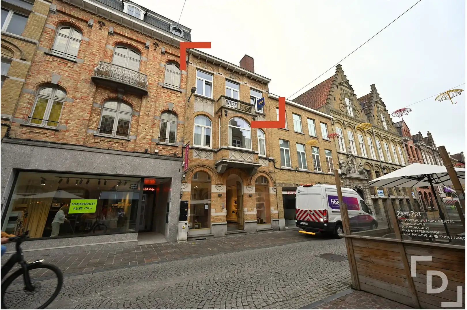Lichtrijke duplex op een boogscheut van de Menenpoort foto {{pictureIndex}}
