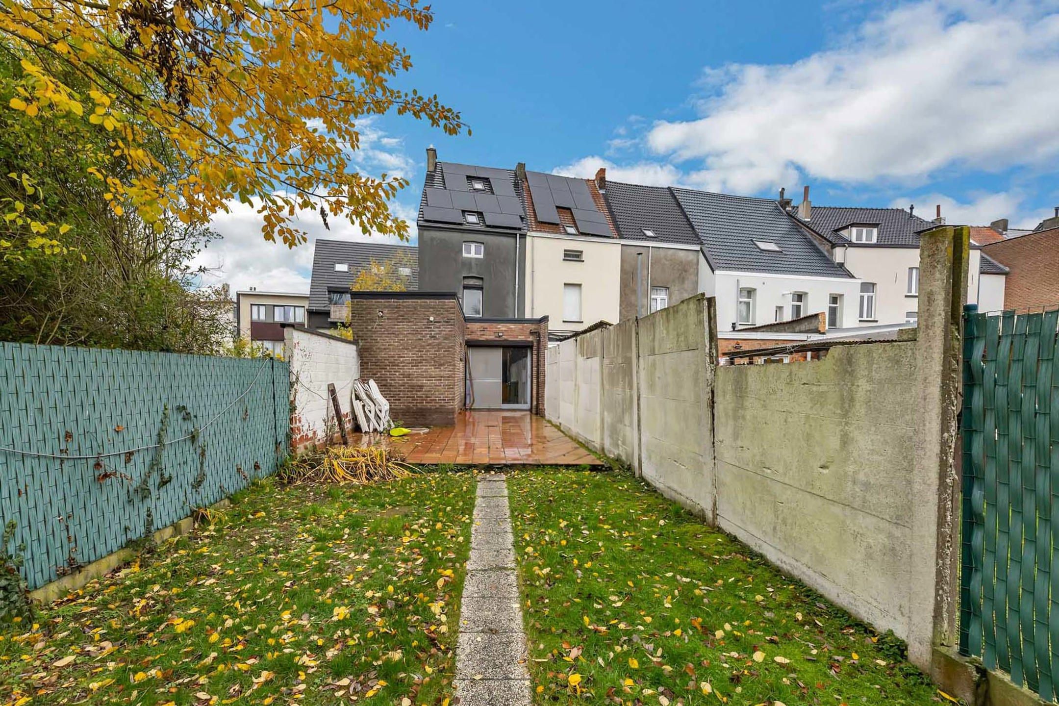 Gesloten bebouwing met 4 slaapkamers en tuin foto 18