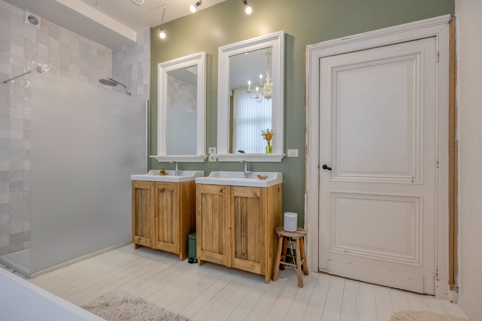 Instapklaar herenhuis met 4/5 slpks, centraal gelegen in Achterbos !  foto 19