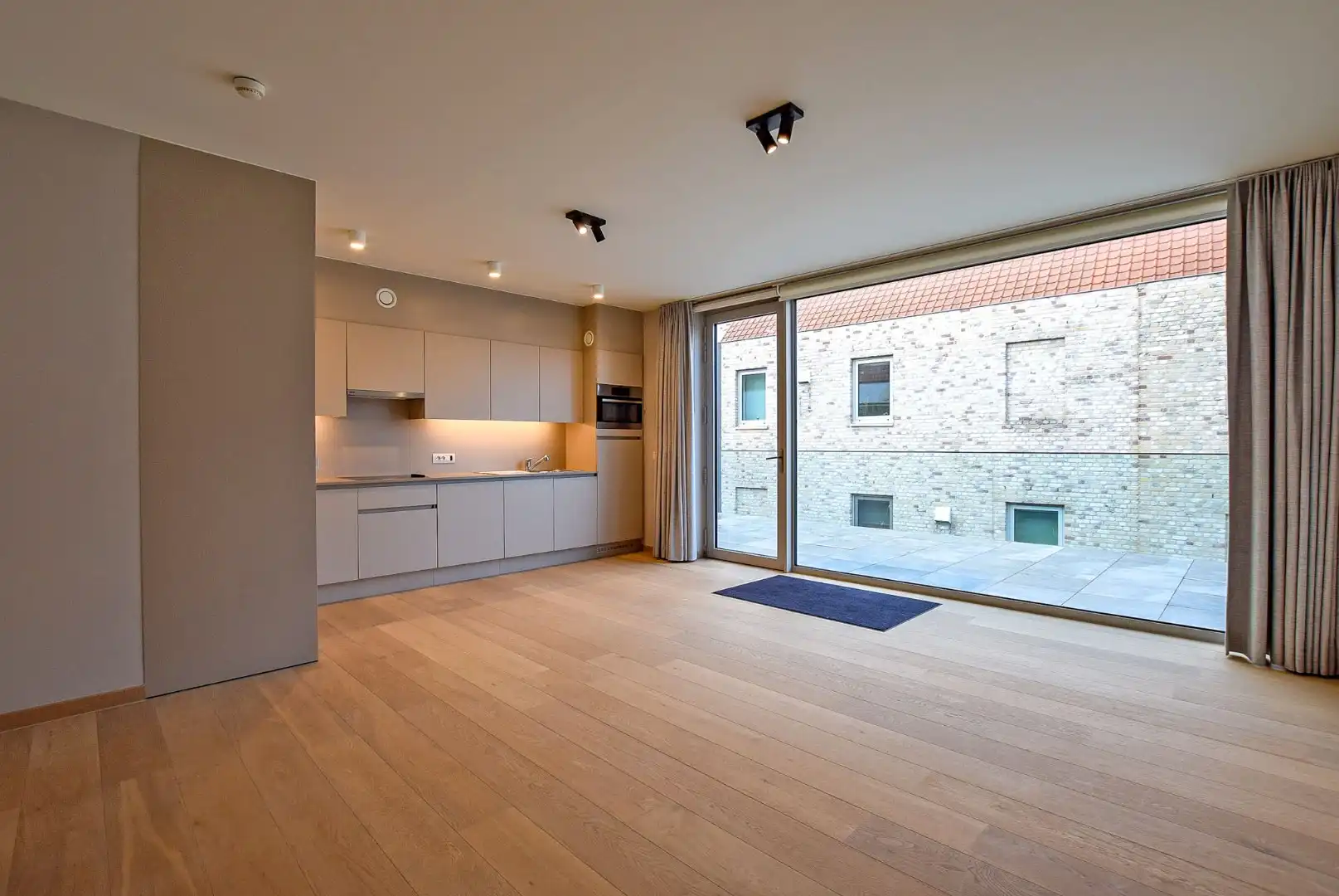Uiterst goed onderhouden assistentieflat (55m² + 11m² terras) met 1 slaapkamer te Nieuwpoort.  foto {{pictureIndex}}