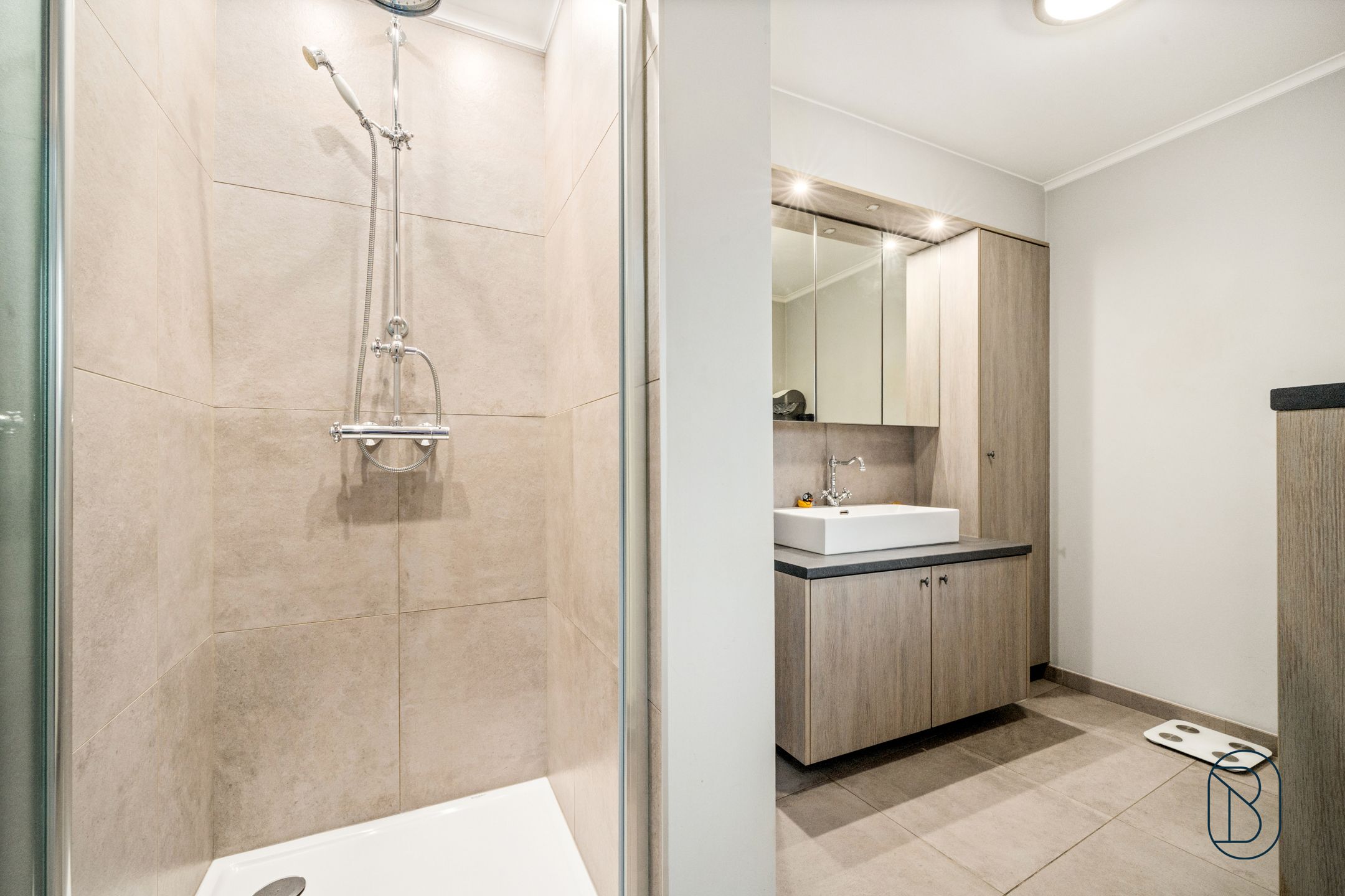 Instapklare woning met 3 slk, tuin, en uitweg met garage foto 9