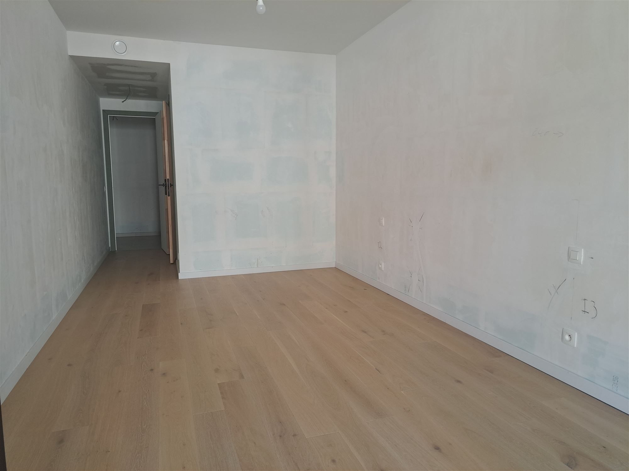 Ontdek dit moderne appartement met een luxueuze afwerking en mooi design. 2 slaapkamers met elk hun badkamer. En met ondergrondse parking. foto 15