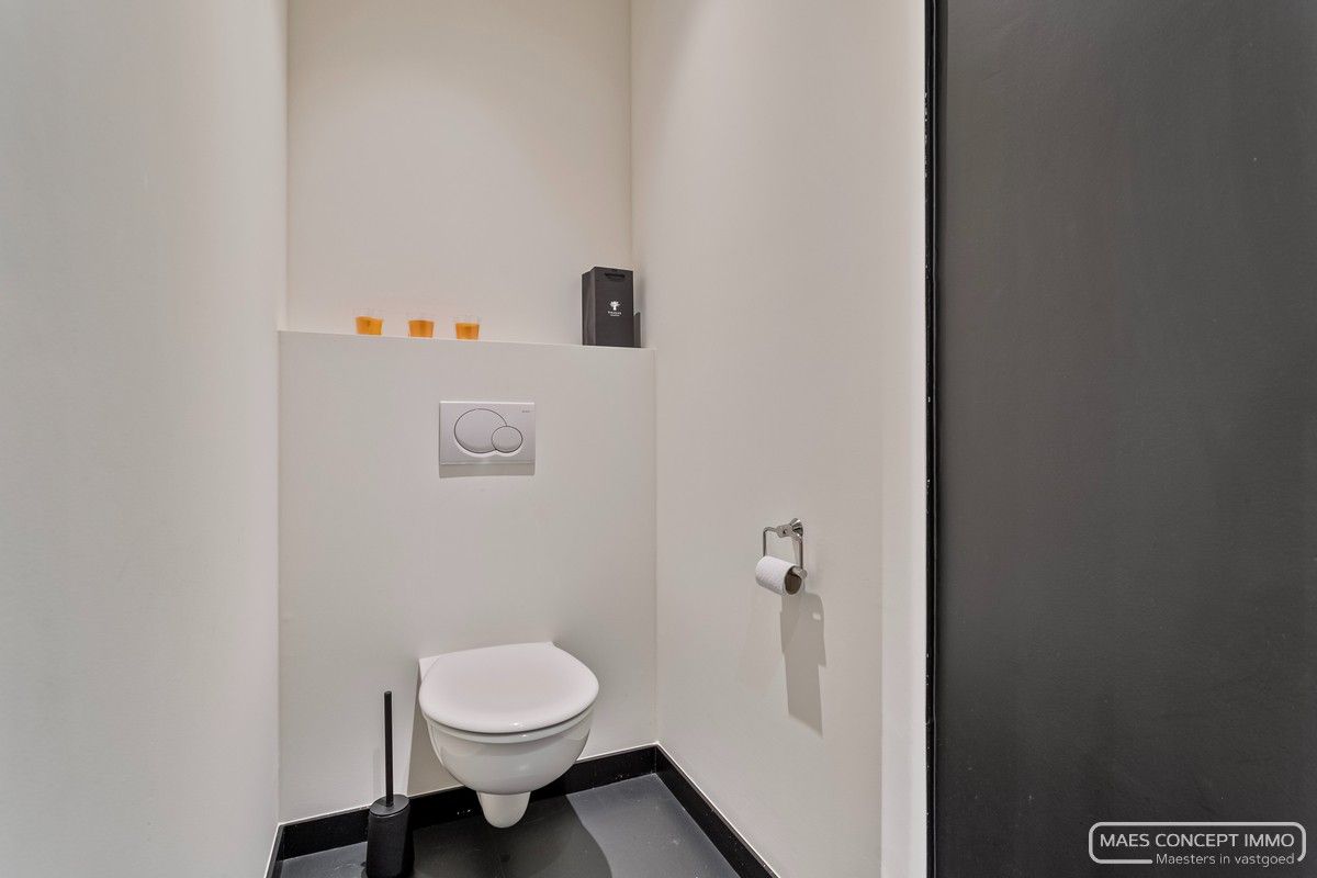 Te koop handelspand op top locatie met bovenliggend ruim appartement foto 14