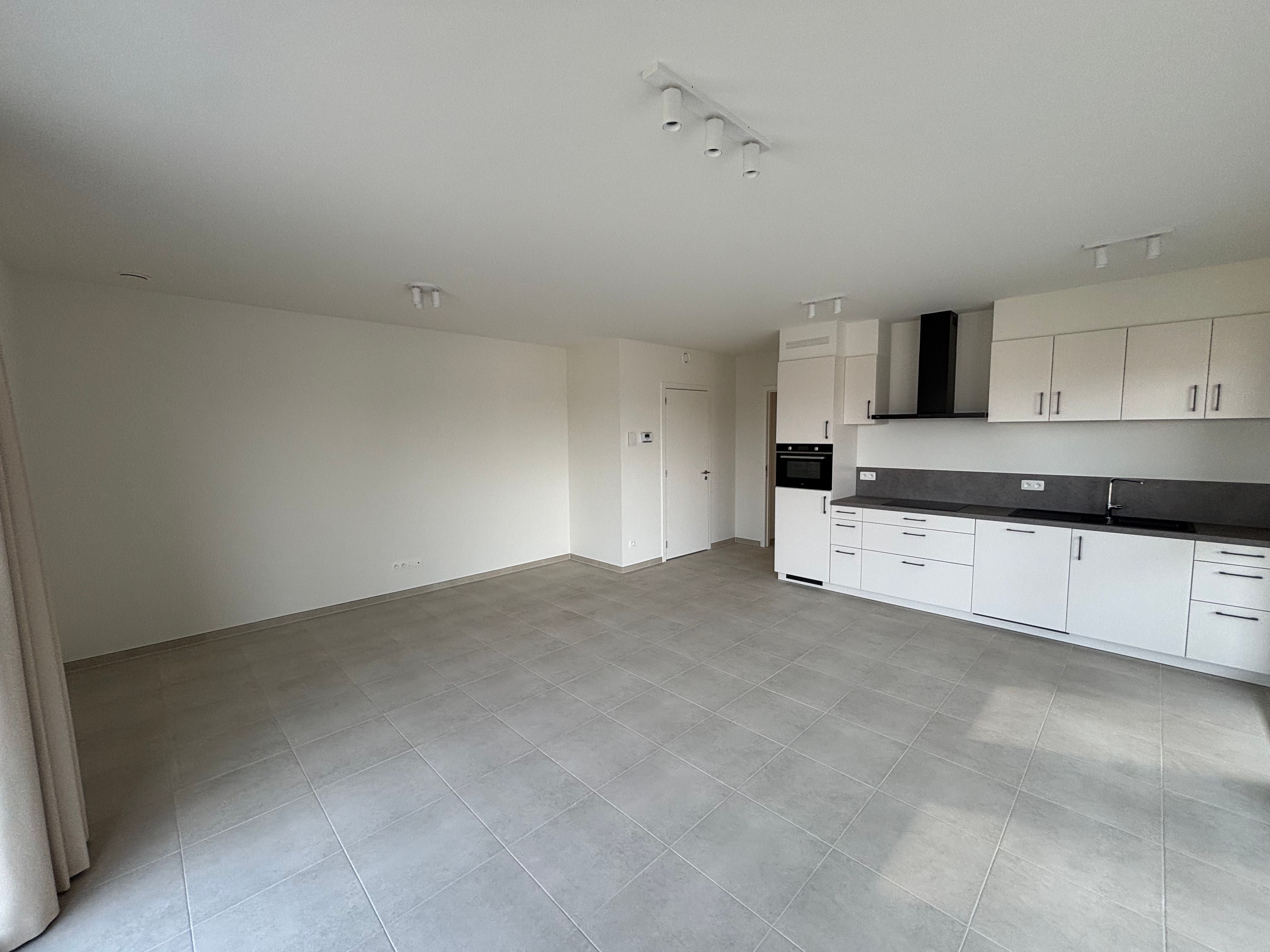 Nieuwbouw 1-slaapkamerappartement met bureau foto 16