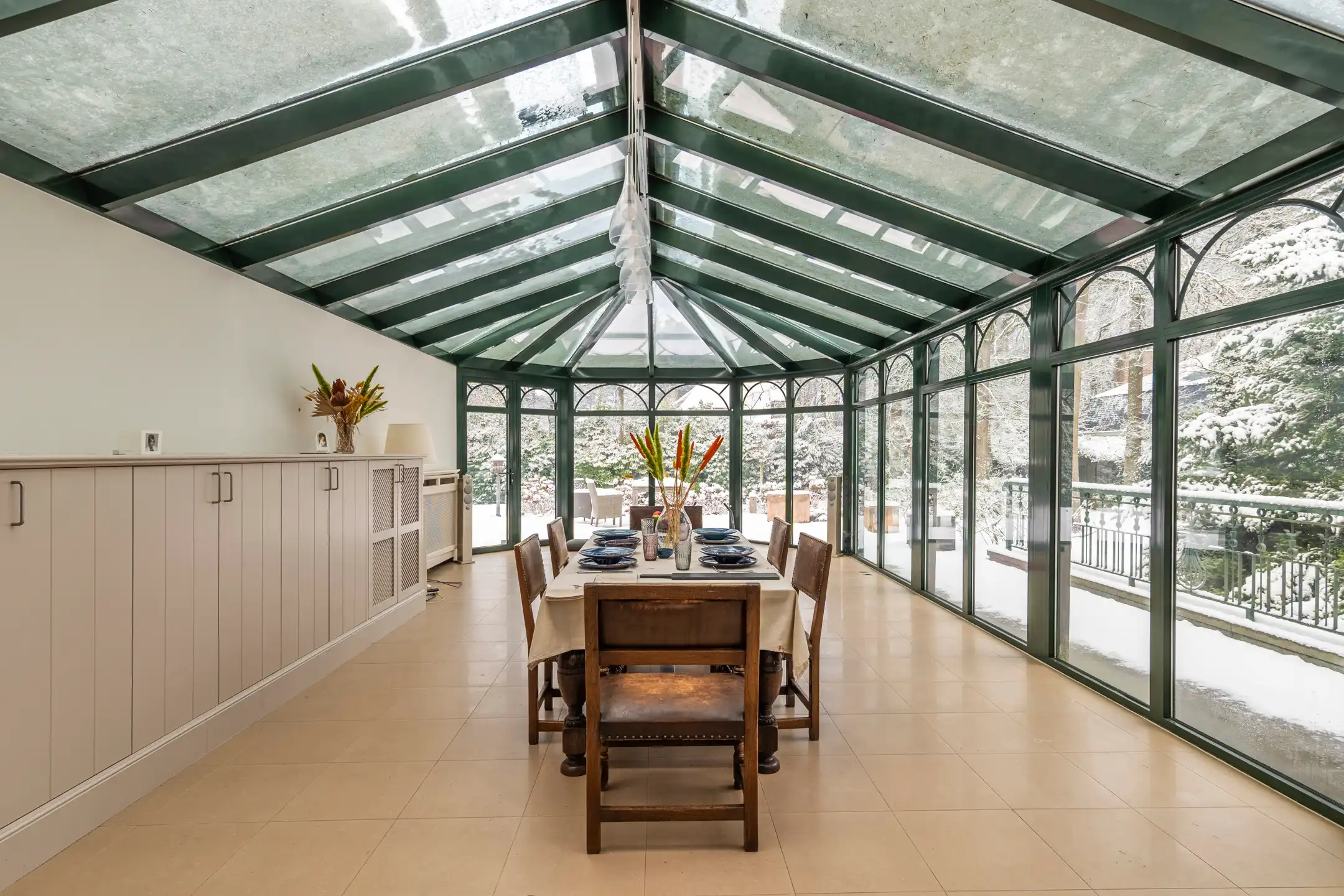 Villa met binnenzwembad en conciërgerie op riant perceel foto 10