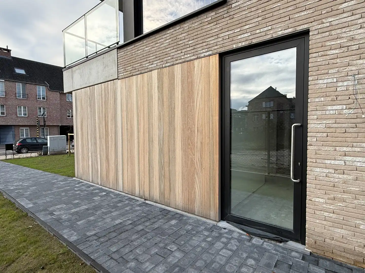 Gelijkvloers 2-slpk appartement met tuin, 2 stpls en een kelder foto 3