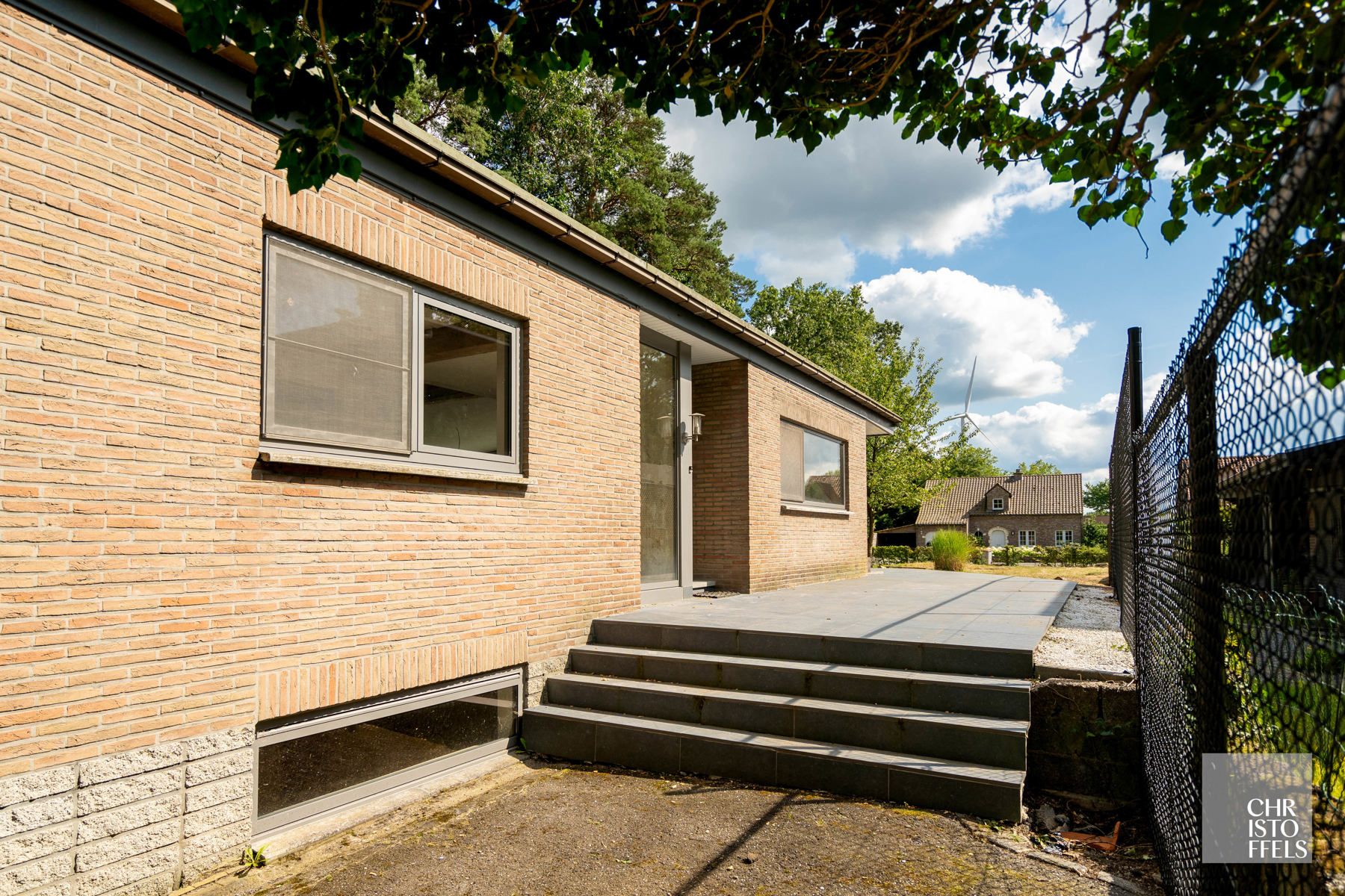 Deels gerenoveerde laagbouwvilla, residentieel gelegen in de bossen op een uitgestrekt perceel van 3.981m² foto 16