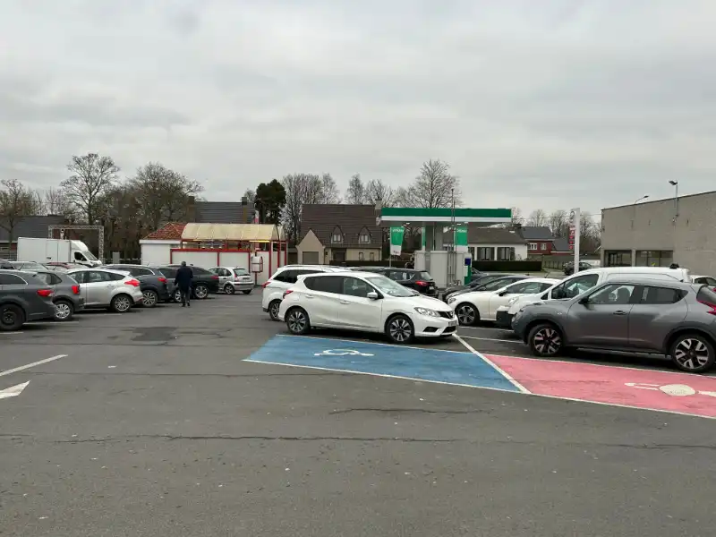 Commercieel gelegen handelspand van 450 m² met ruime parking. foto 4