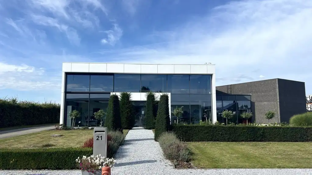 Bedrijfspand met appartement te koop nabij N47 in Lebbeke foto {{pictureIndex}}