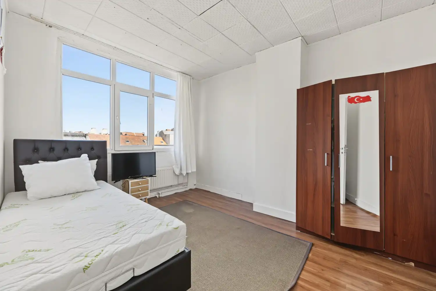Te renoveren woning met 5 slaapkamers, 2 badkamers en ruime tuin! foto 27