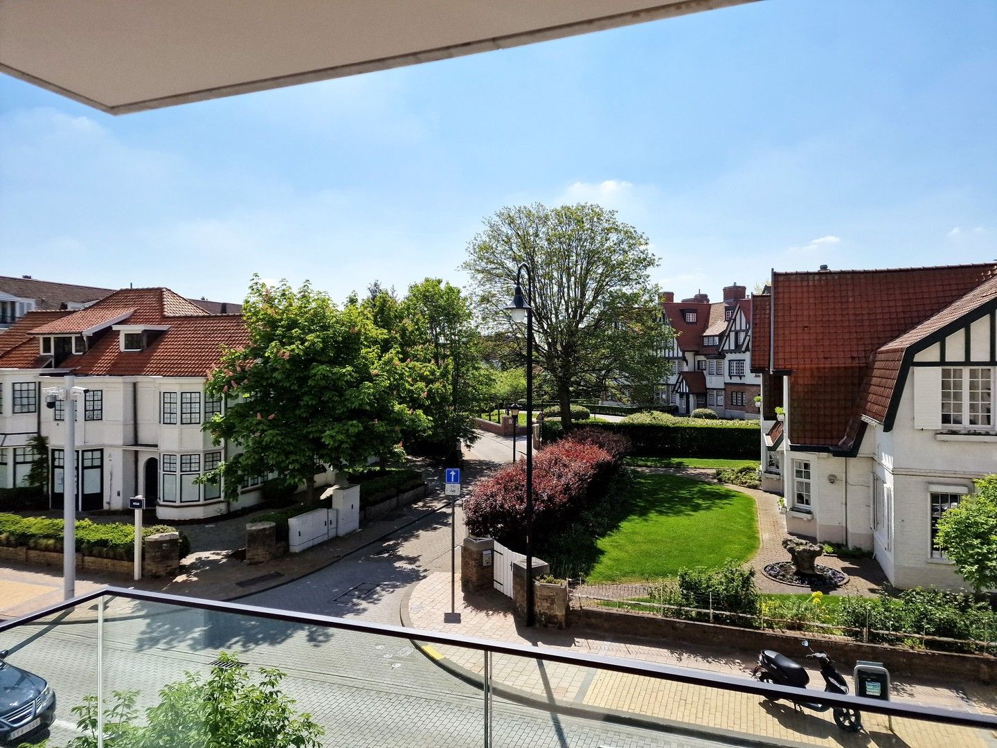 Subliem appartement met zonneterras, genietend van prachtige open zichten op het groen en de villa's van het Zoute. foto 8