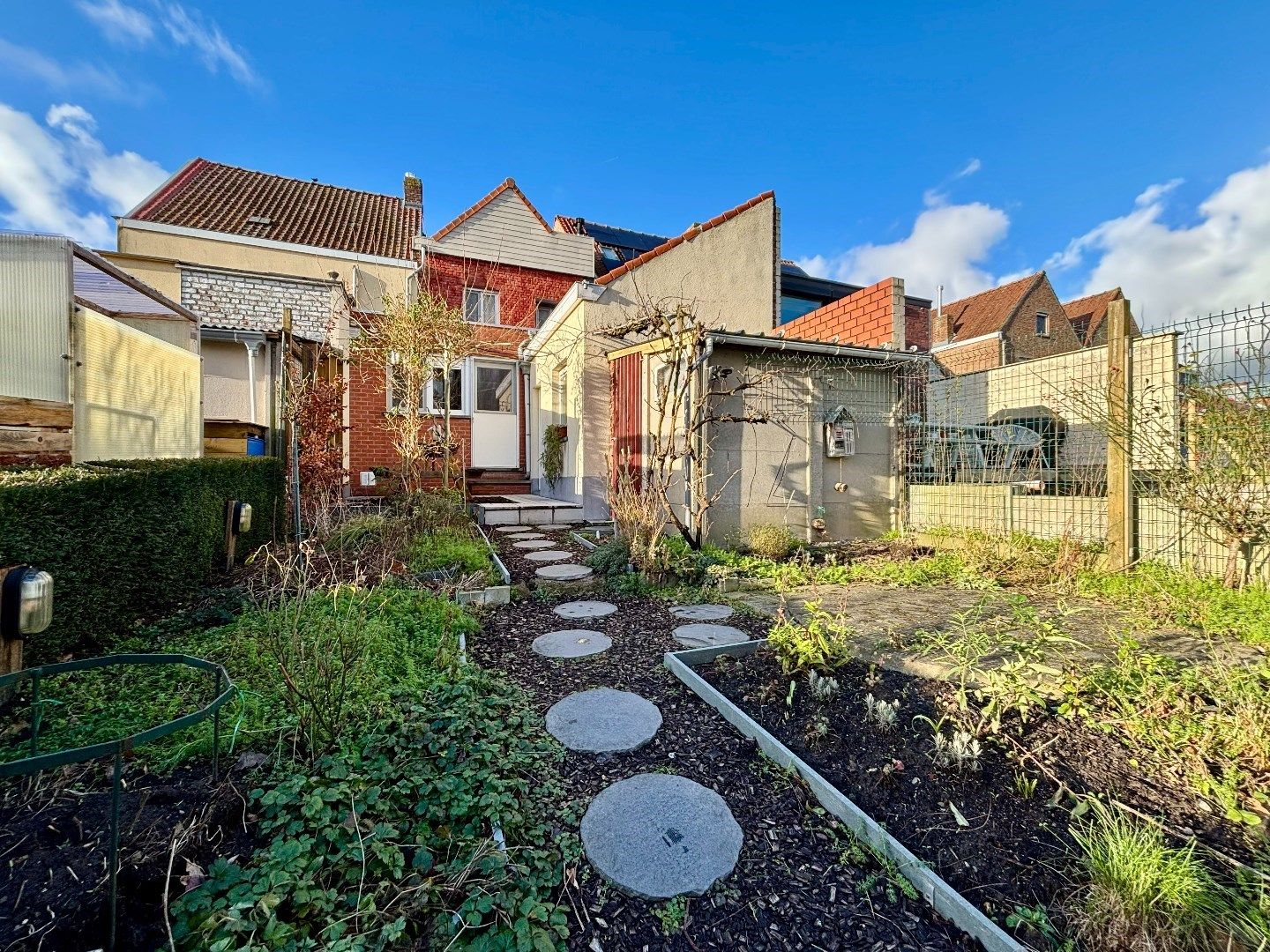 Centraal gelegen woning met uitweg in zeer goed onderhouden staat. foto {{pictureIndex}}