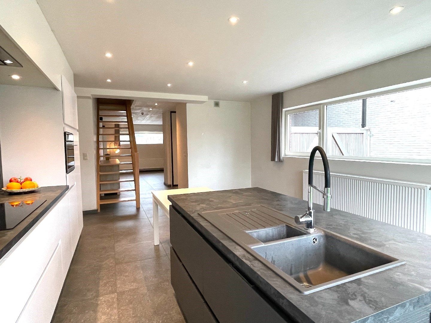 Recente woning met 3 slaapkamers, leuke tuin en staanplaats! foto 8