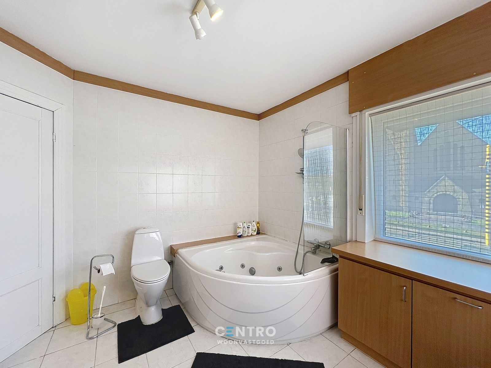 Woning met commerciële ruimte (eenvoudig om te vormen naar ruime leefruimte), 240m² bewoonbaar, extra tuinbergingen en DUBBELE garage te Torhout. foto 28