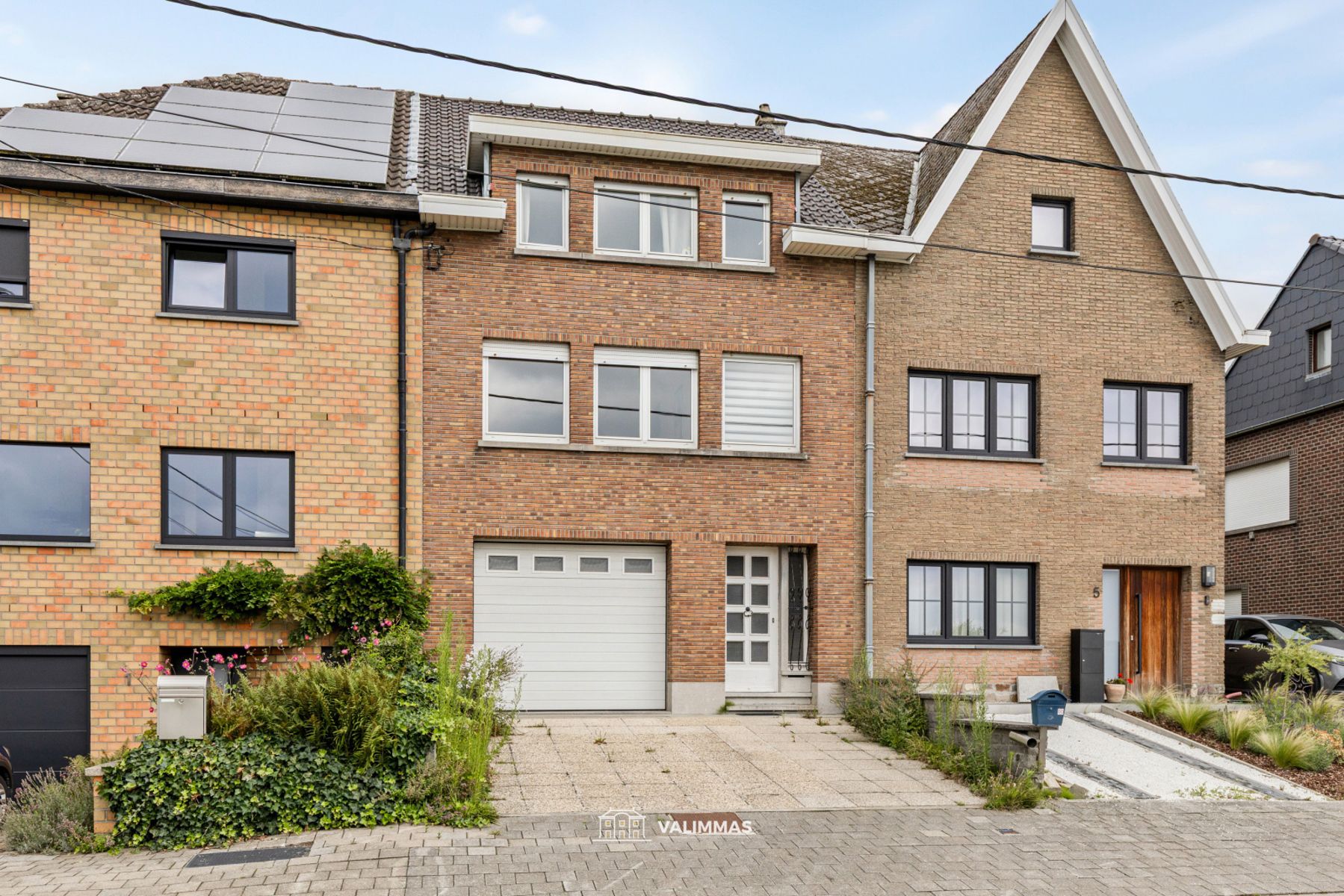 Hoofdfoto van de publicatie: Verzorgde en welgelegen rijwoning met ruime garage, tuin...