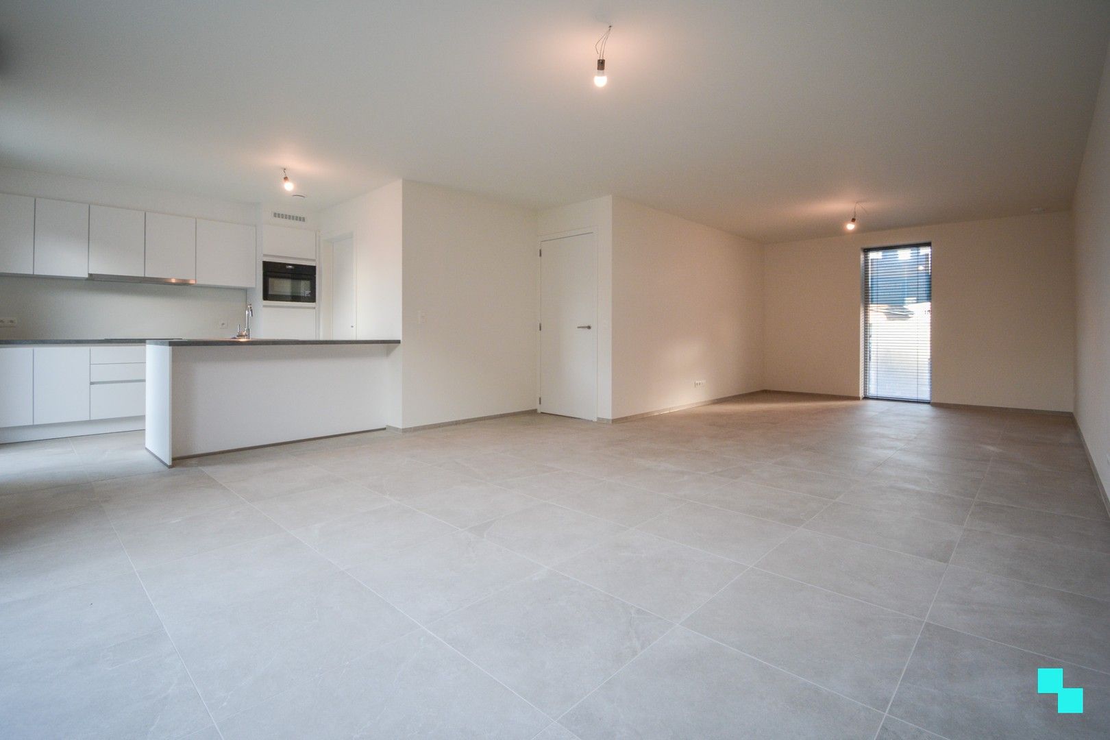 Volledig afgewerkte nieuwbouwwoning met carport te Sleihage foto {{pictureIndex}}