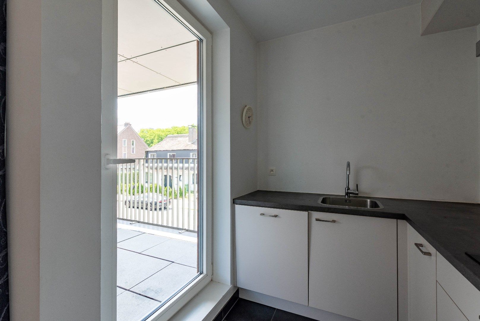 Modern appartement met terras en autostaanplaats foto 12