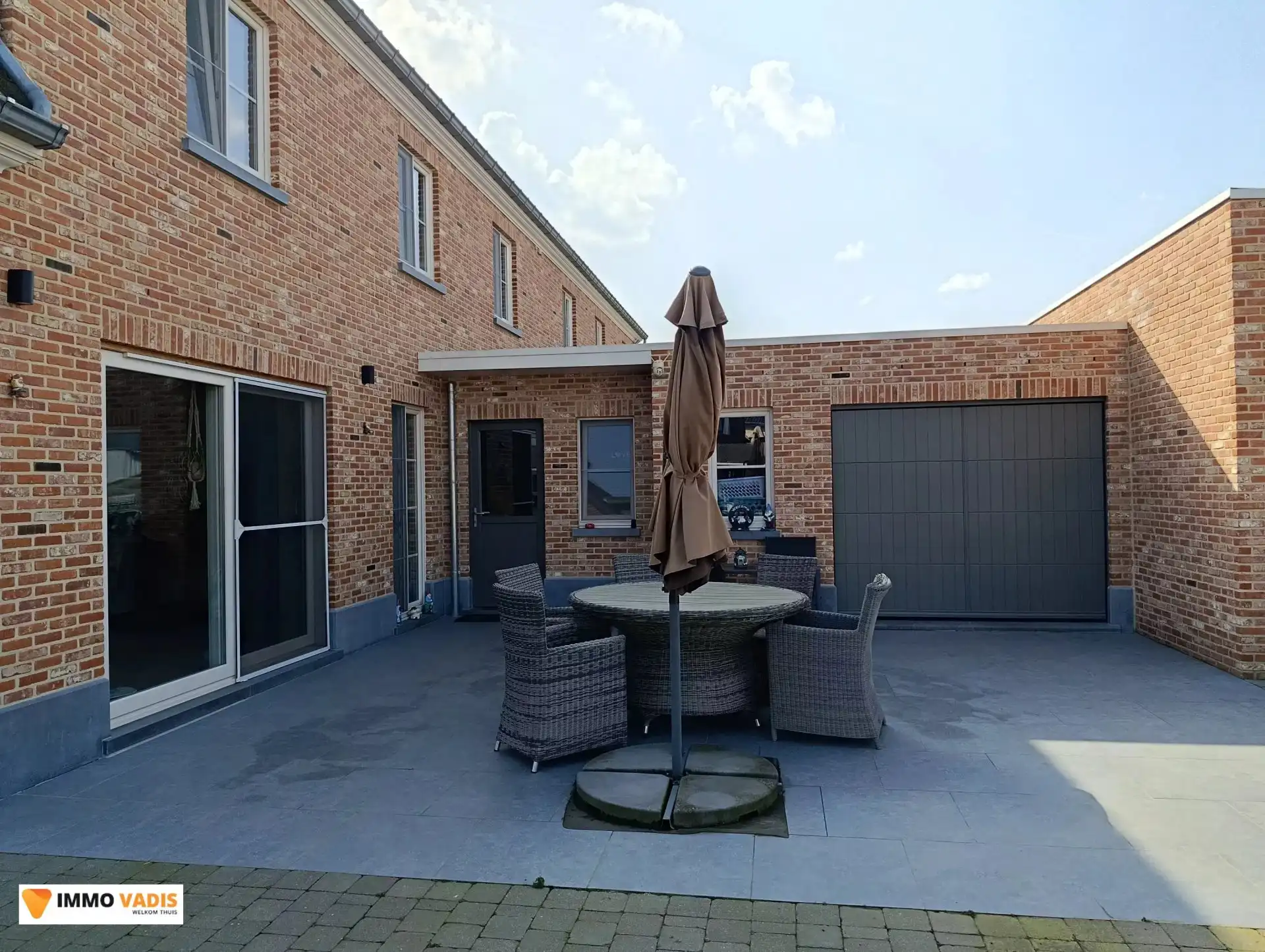 Gezinswoning met 4 slaapkamers, 2 garages, terras en tuin foto 8