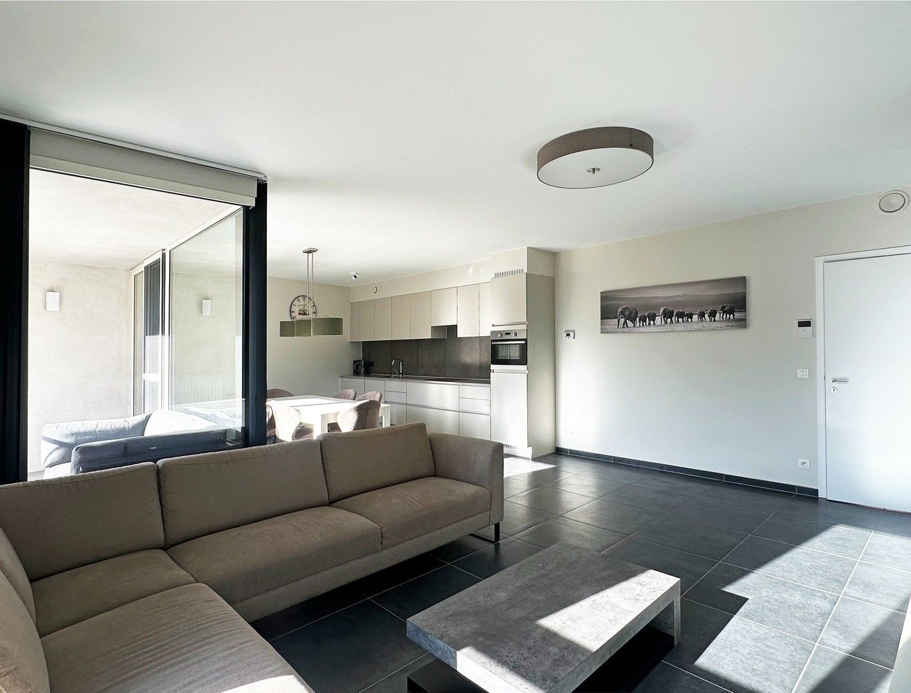 Modern appartement met 2 slaapkamers, aangenaam terras & autostaanplaats in Lier! foto {{pictureIndex}}