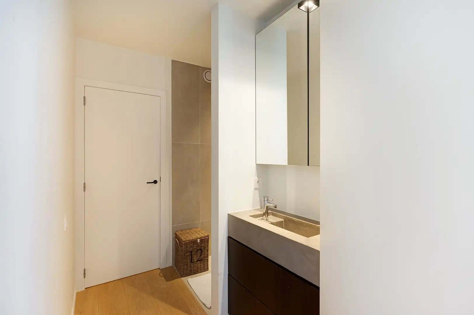 Luxueus gerenoveerd 3-slaapkamerappartement nabij zee. foto 22