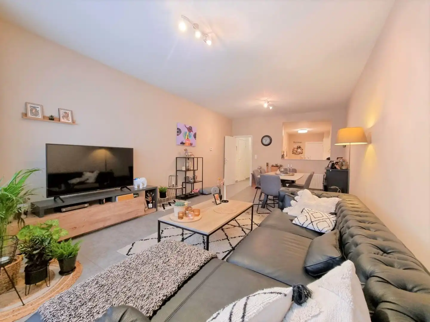 Centraal gelegen gelijkvloers appartement met twee slaapkamers en stadskoer foto 3