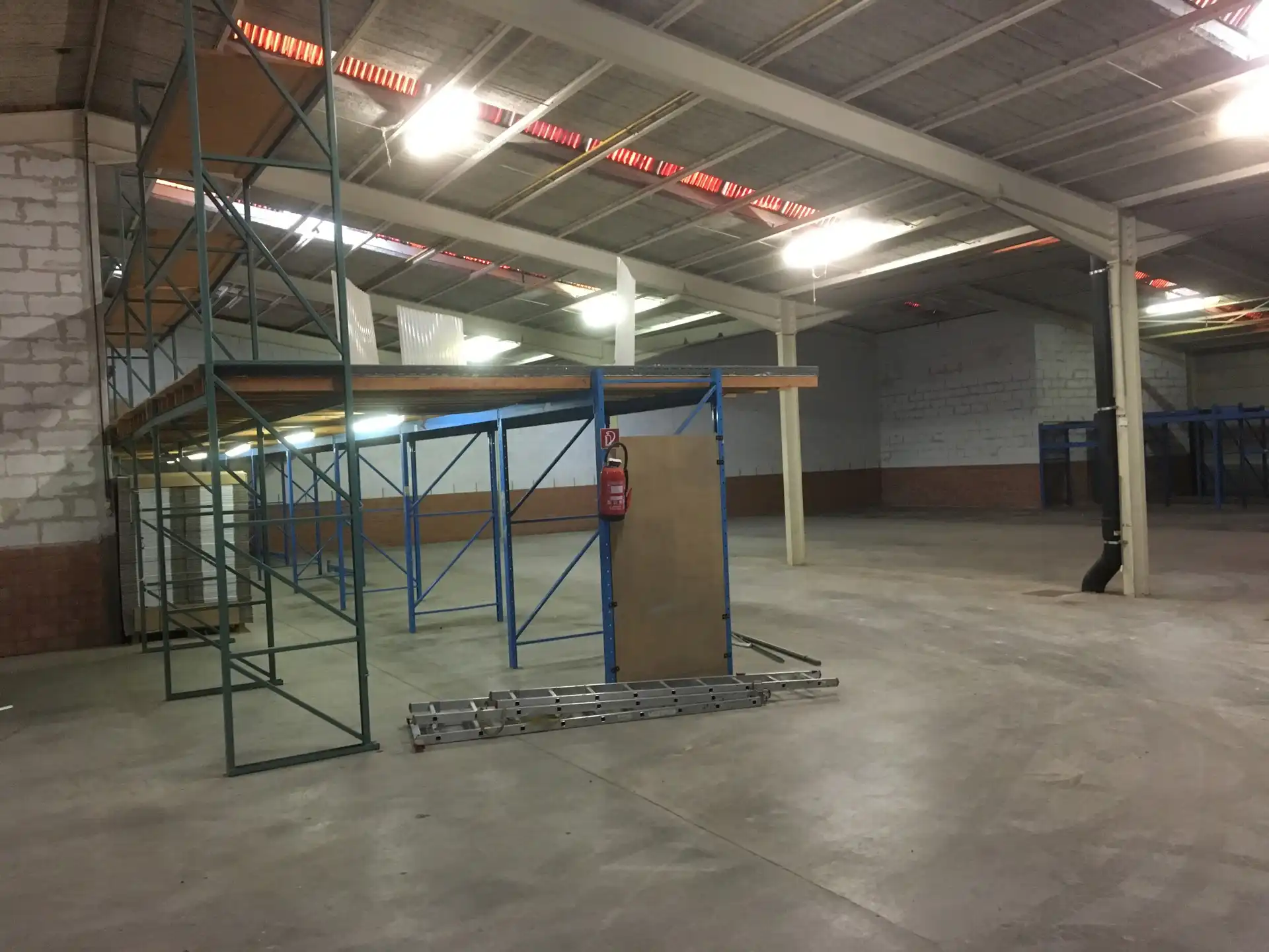 Goed gelegen opslagplaats van +/- 800m² te Kontich foto 2