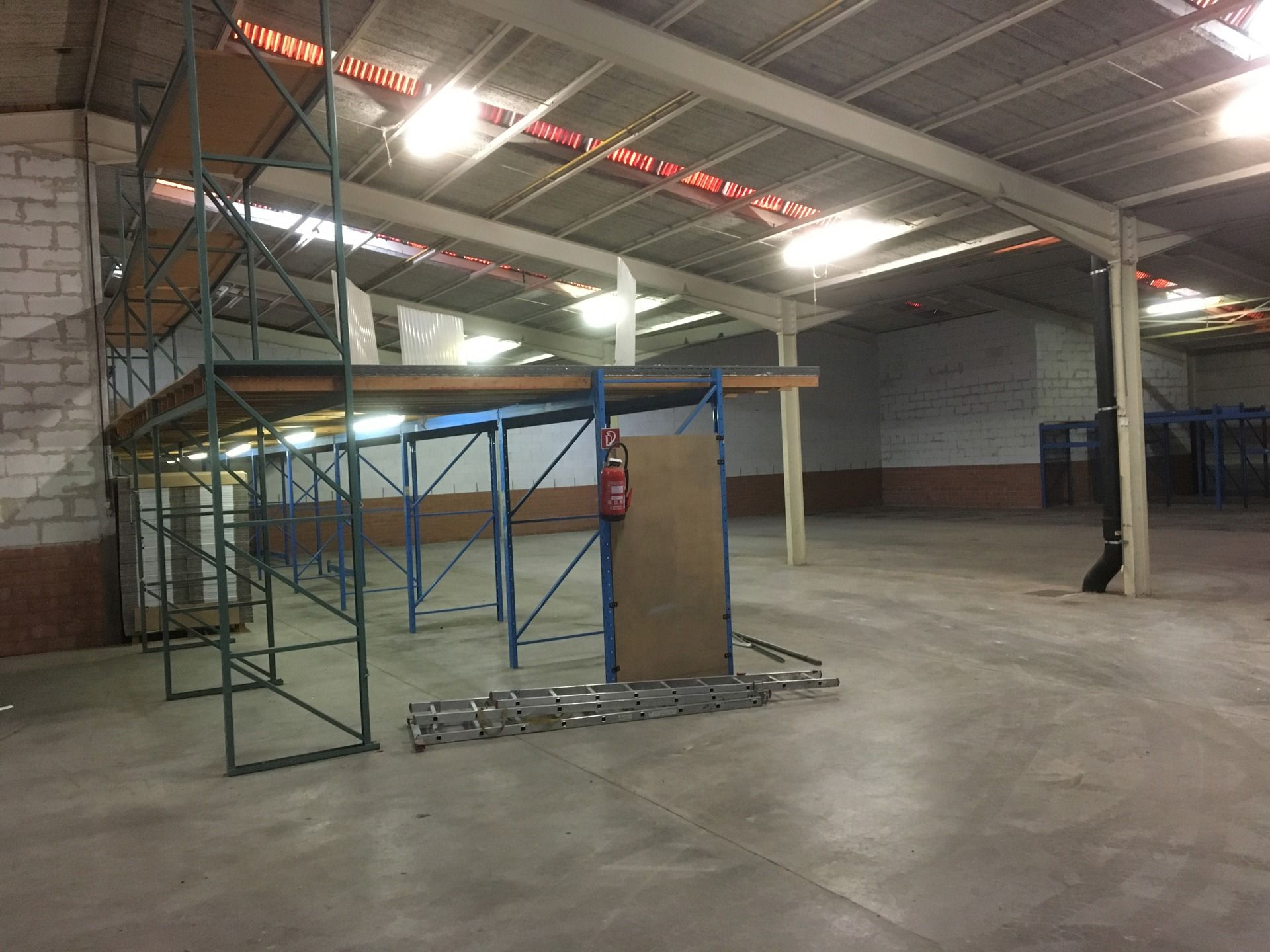 Goed gelegen opslagplaats van +/- 800m² te Kontich foto 2