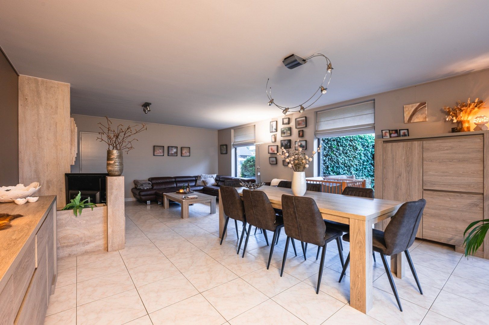 Villa met 6 kamers,  garage, 44 zonnepanelen, en veel ruimte op 810 m² foto 3