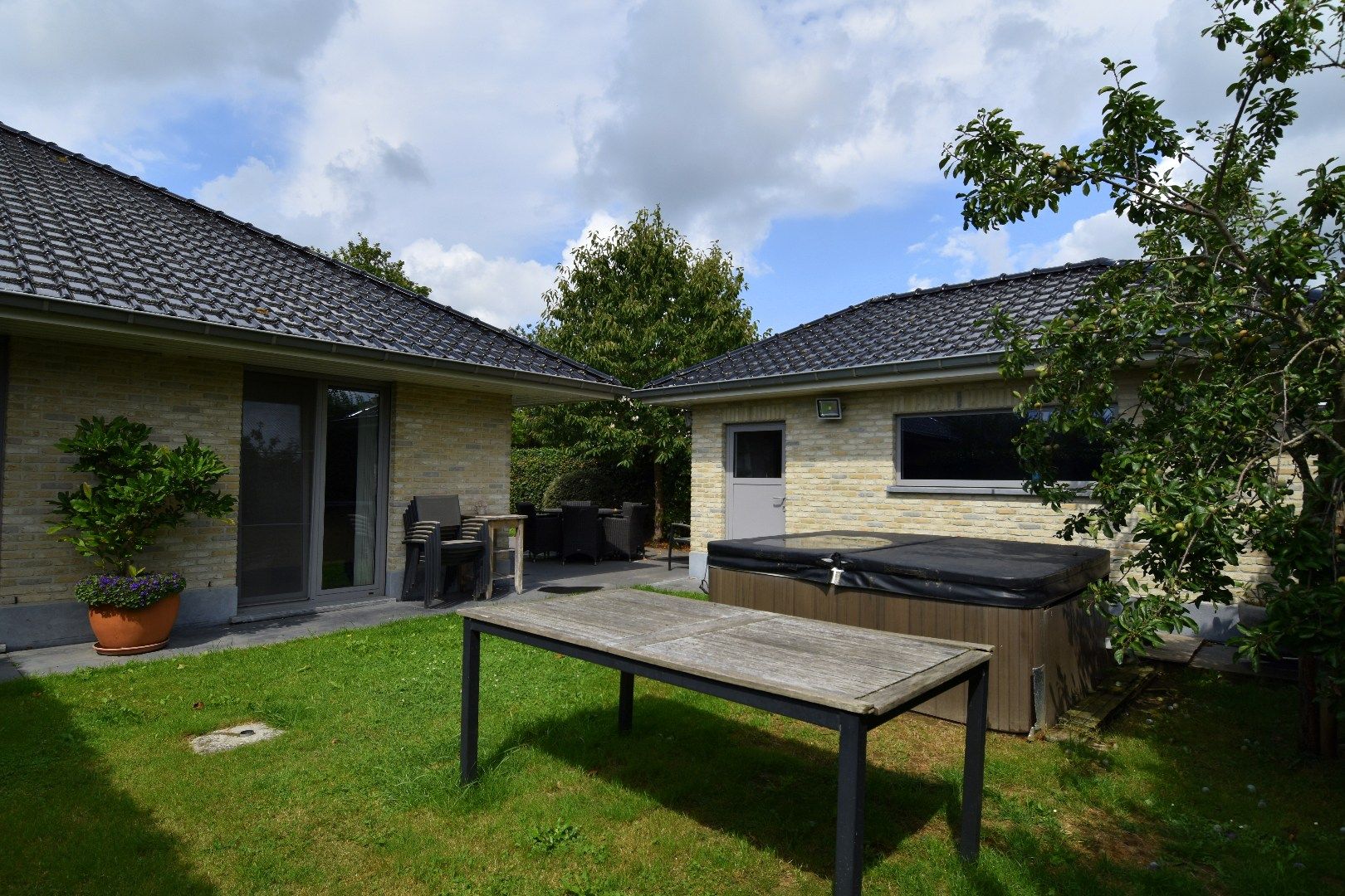 Instapklare woning met 2 slaapkamers, dubbele garage en tuin te koop in Kaster foto 15