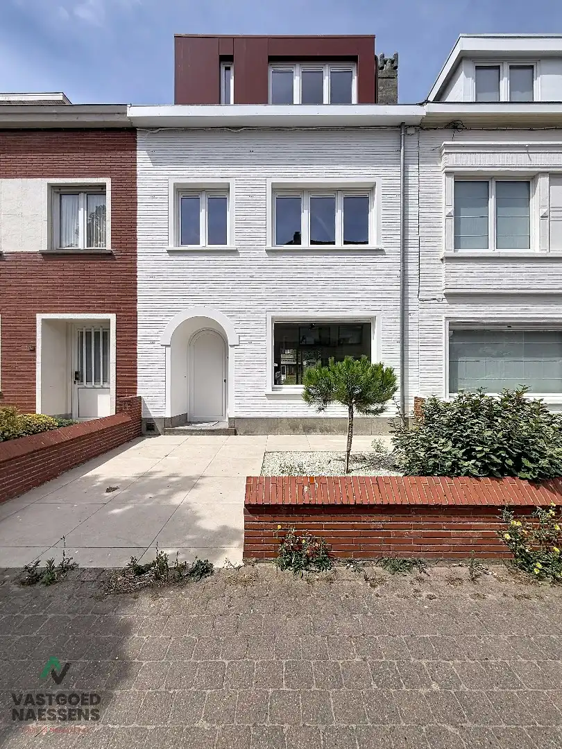VOLLEDIG GERENOVEERDE 5 SLPK WONING – 2 BADKAMERS – ZONNIGE ZW-TUIN foto {{pictureIndex}}