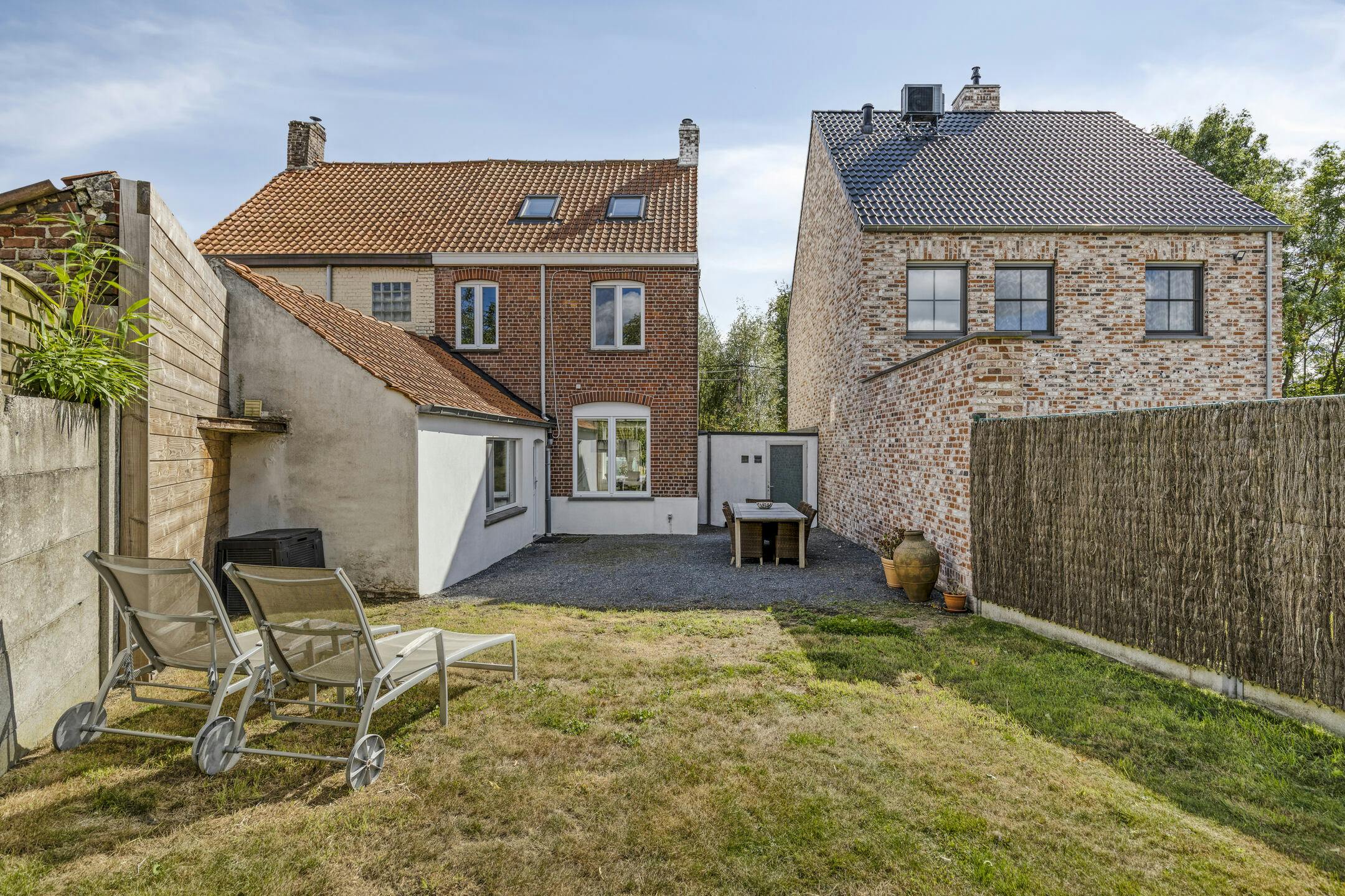 Ruime en recent gerenoveerde gezinswoning in Ardooie met tuin en garage foto 15