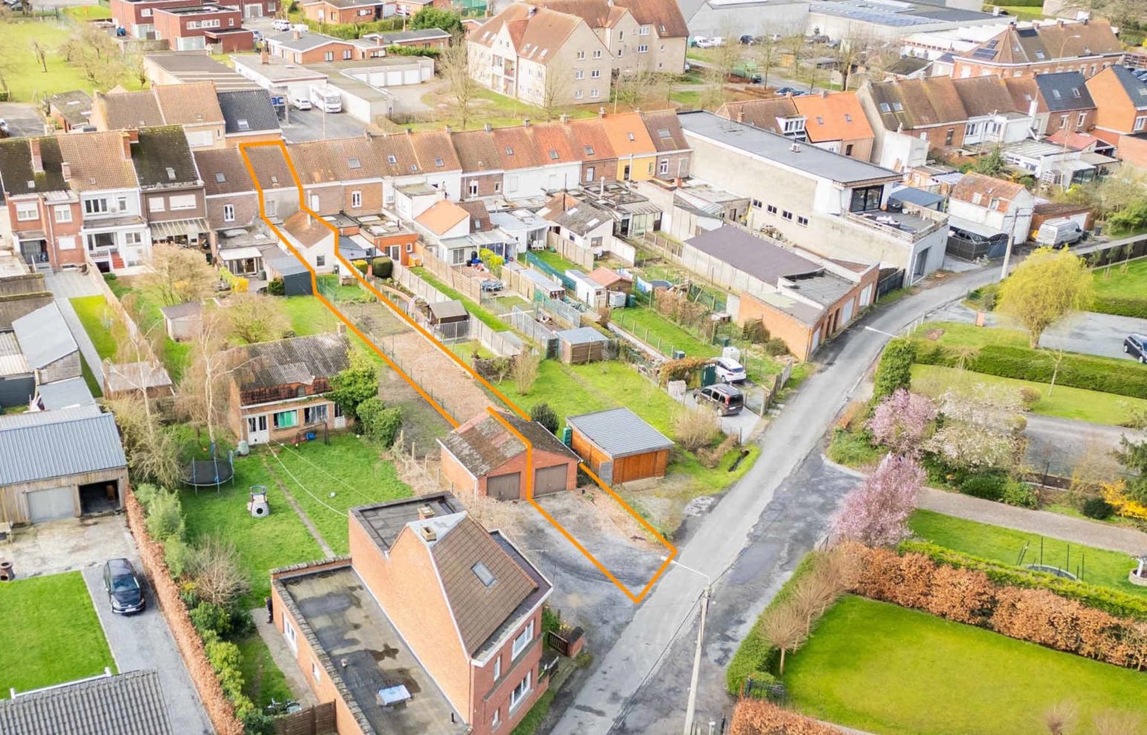 Hoofdfoto van de publicatie: Woning met tuin en achterliggend perceel met oprit & garage!
