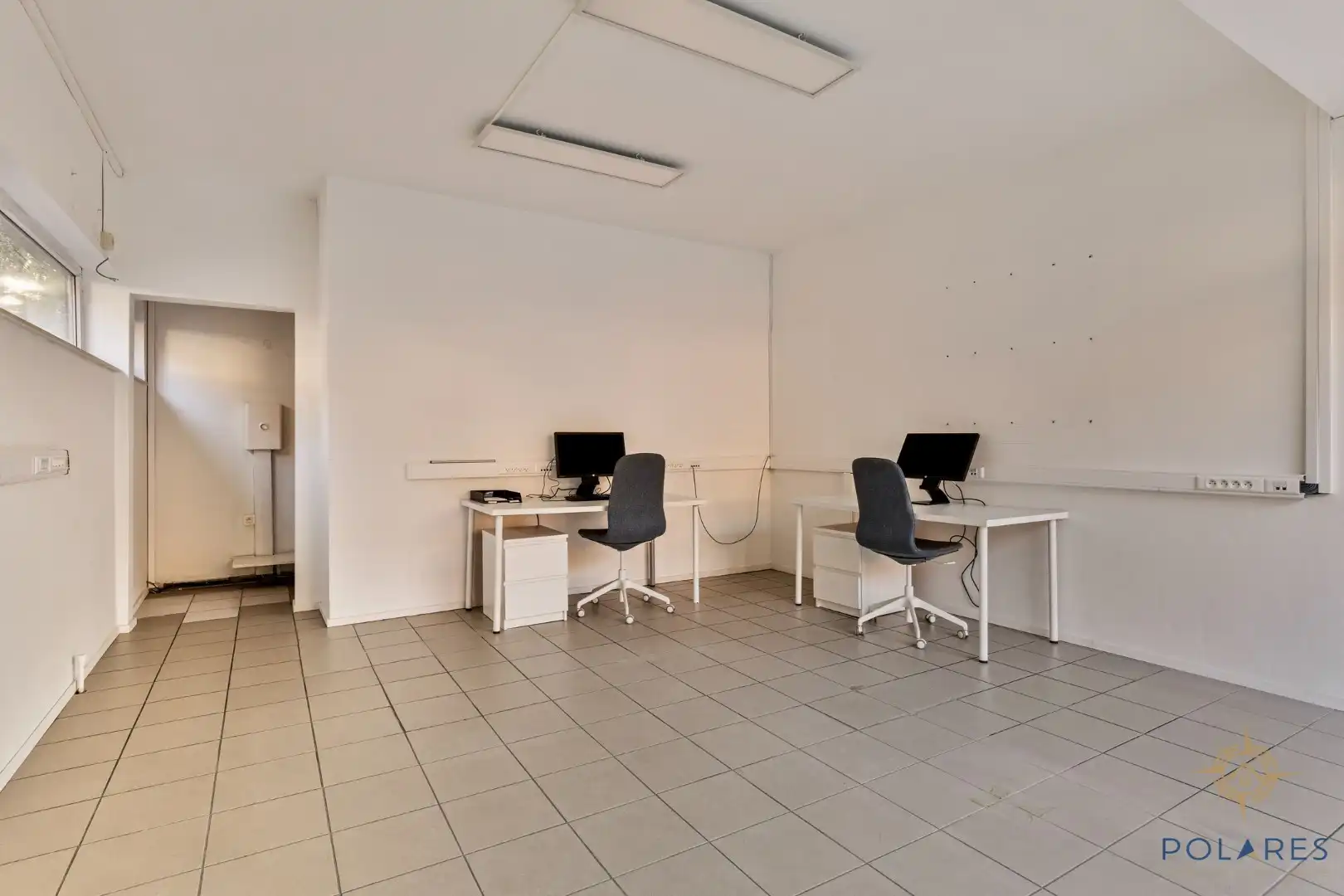 Multifunctionele handelsruimte met garage foto 4