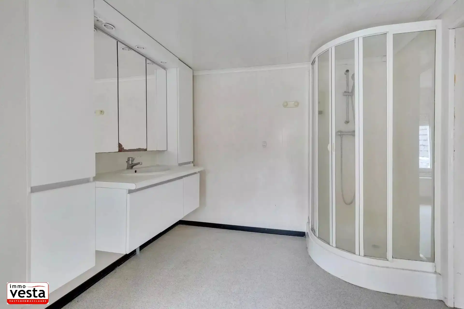 Handelspand met woonst op groot perceel foto 14