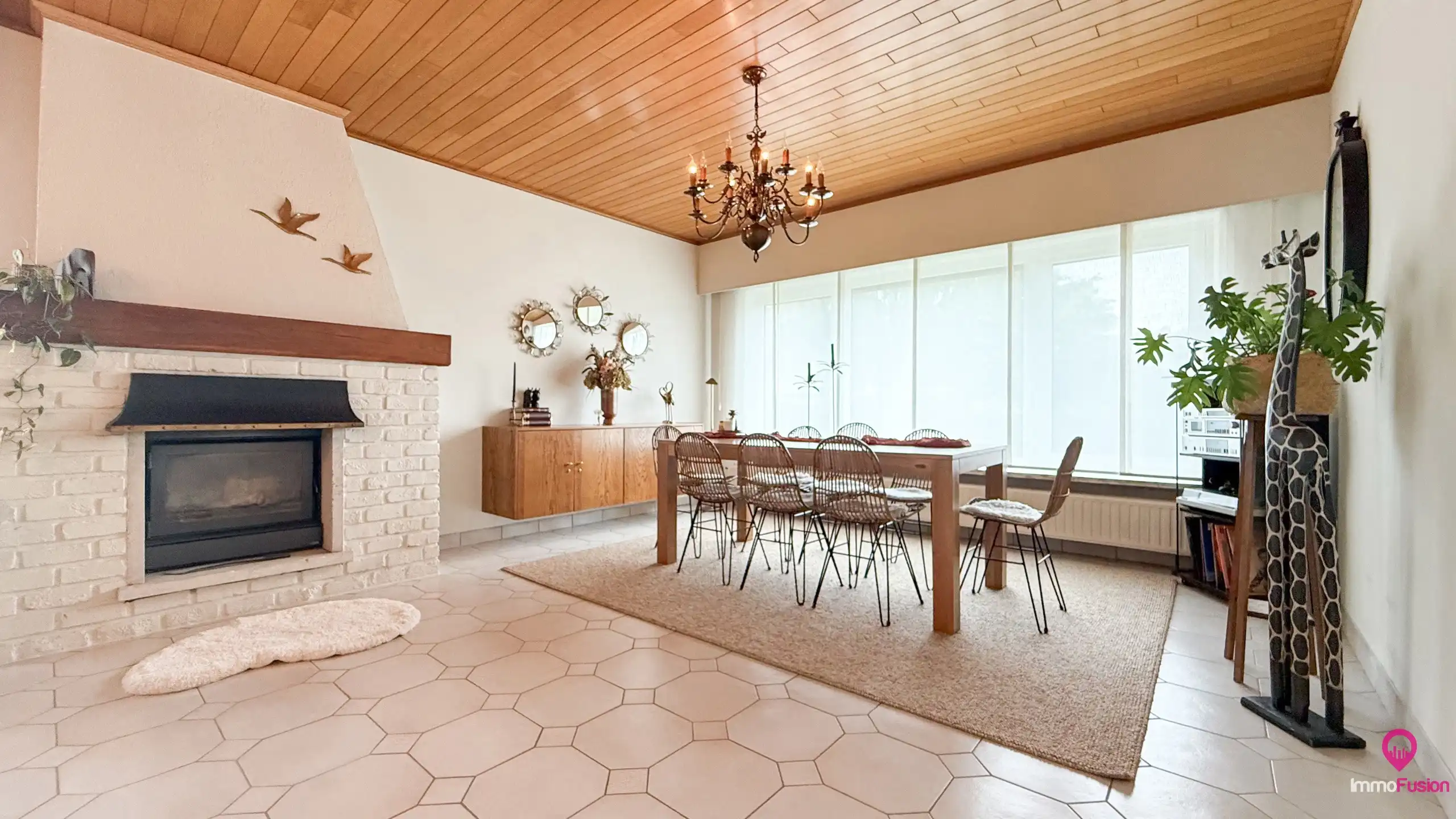Ruime gerenoveerde gezinswoning met 4 slaapkamers op perceel foto 6