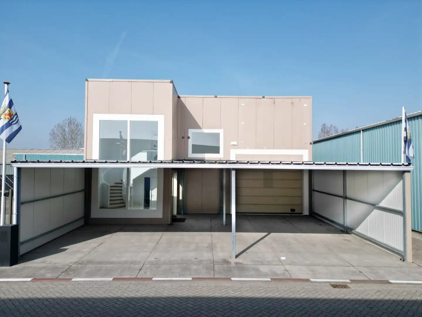 Uniek multifunctioneel object met bedrijfsruimte, kantoor, mancave en ruim appartement foto {{pictureIndex}}