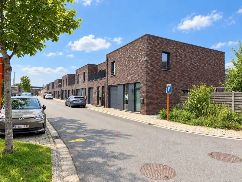 Moderne lage-energiewoning met mooie tuin en garage in een rustige woonwijk foto 17