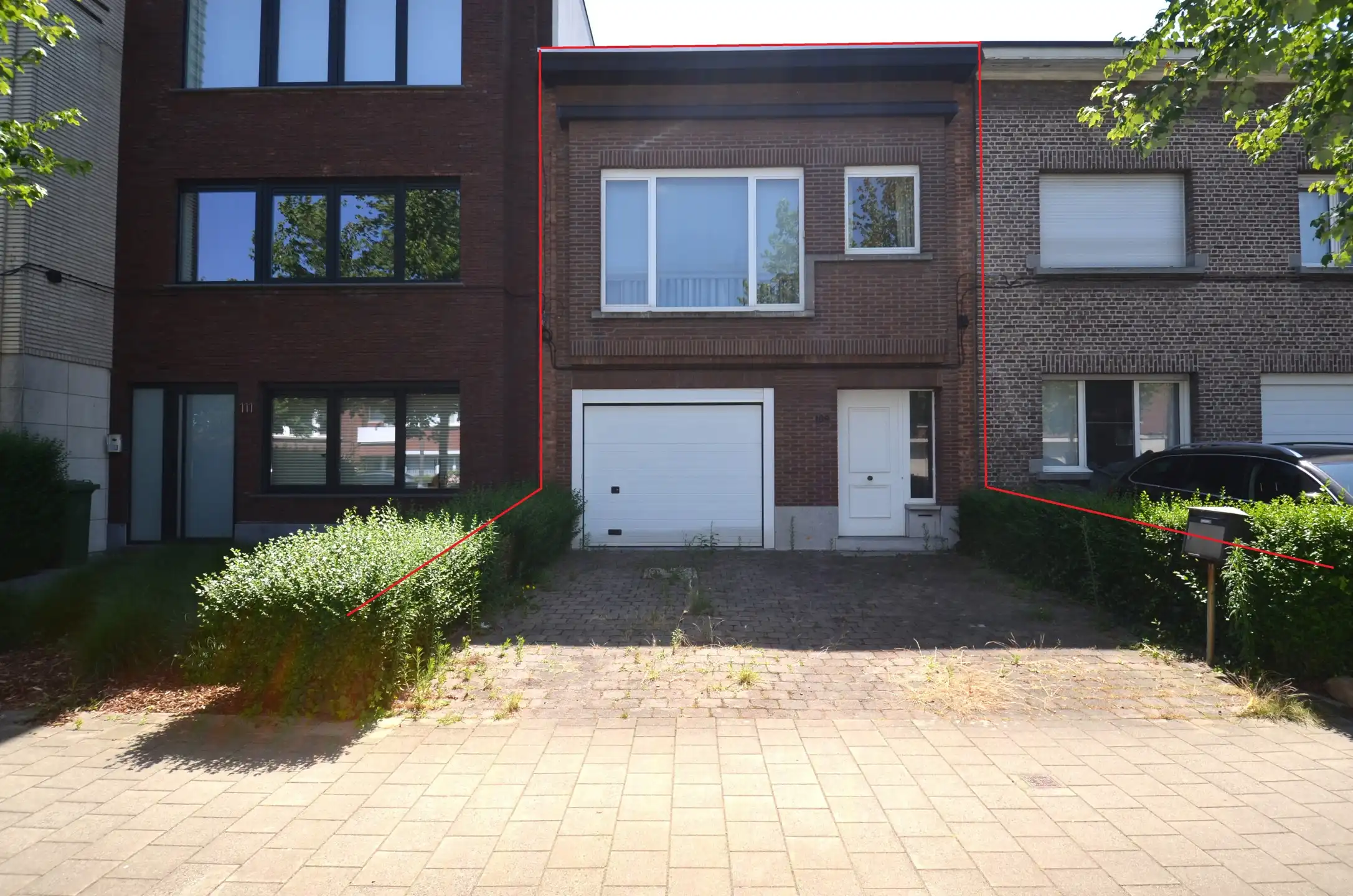 Hoofdfoto van de publicatie: Te renoveren woning met 2 slaapkamers, garage en zonnige zuid-tuin