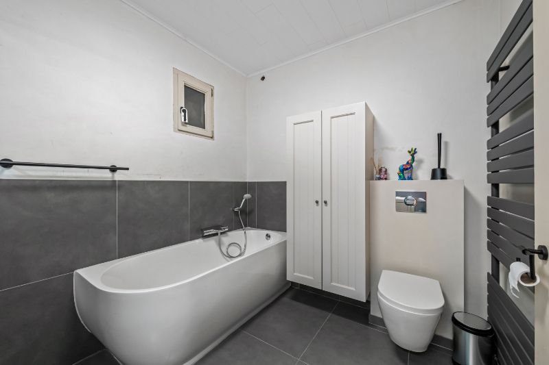 Staden-Roeselare. Landelijke charmante half open bebouwing op een perceel van 1018m2 met diepe tuin, 5 slaapkamers, garage en carport en loods van 40m2. foto 10