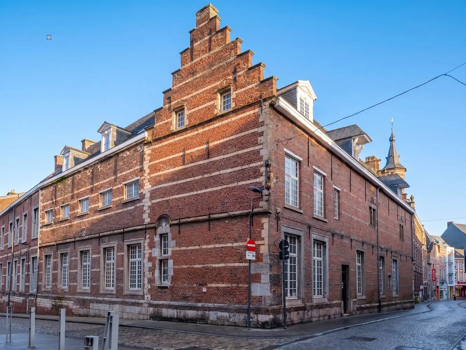 Uniek historisch klooster met uitzonderlijk ontwikkelingspotentieel in centrum Sint-Truiden foto {{pictureIndex}}