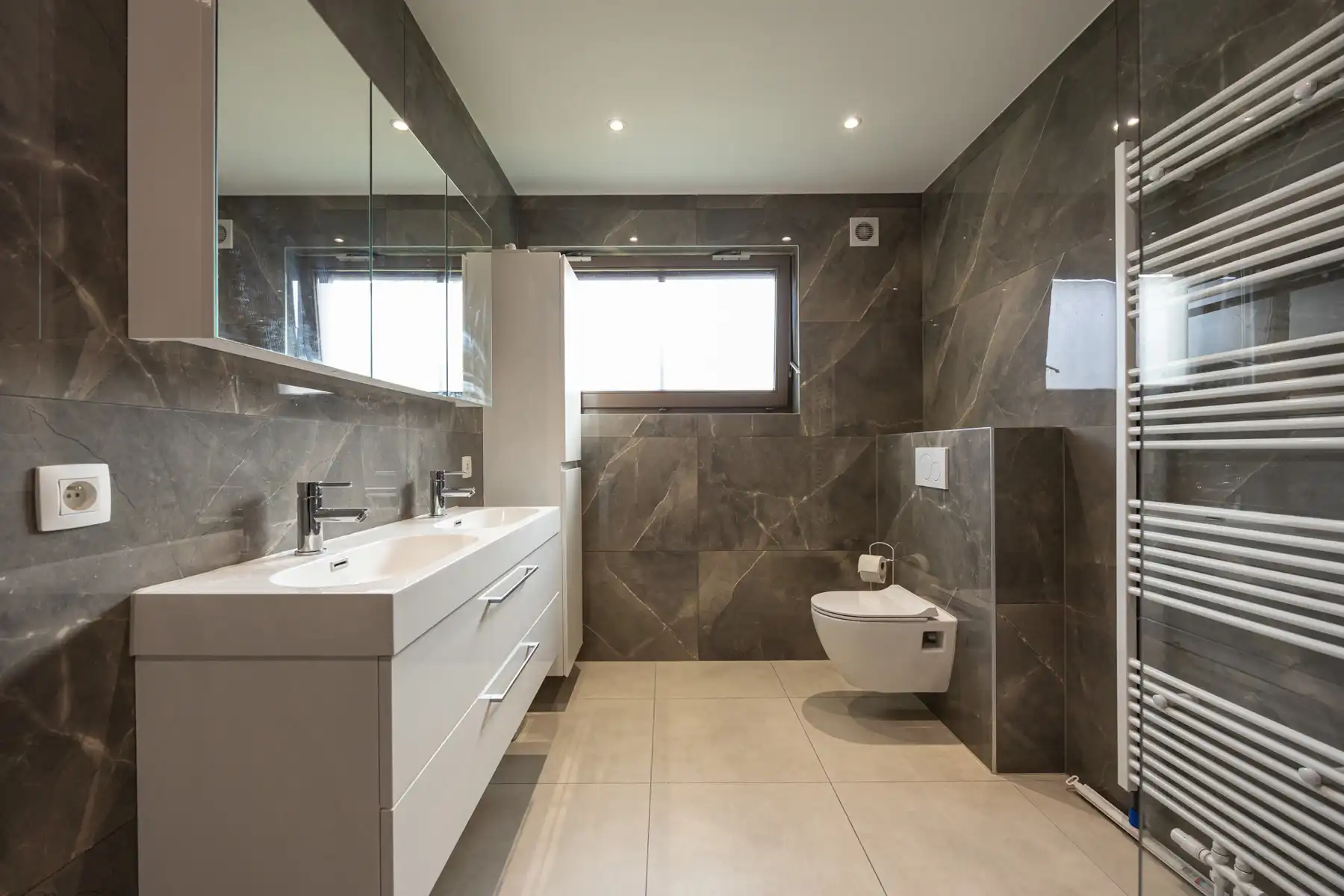 Verrassend ruime woning met 6 slaapkamers en 2 badkamers foto 13