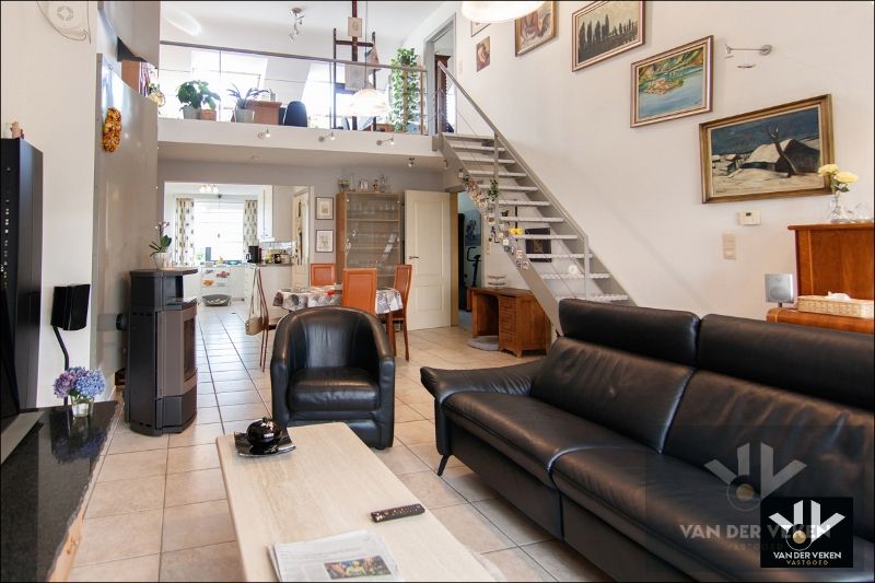 Energiezuinige, instapklare en ruime praktijkwoning met ideale ligging, tal van mogelijkheden en dubbele garage foto 14