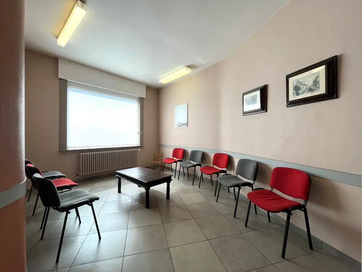 Langemark-Poelkapelle – Ruime hoekwoning met praktijkruimte en 3 garages foto 6